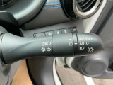 オートライトとは、自動車に装着された自動点灯式ライトのことです。周囲が暗くなるとライトが自動で点灯し、明るくなると自動で消灯する機能を持っています。