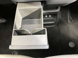 インストセンタースライドボックス・小物やスマホなどのちょっと置いたり、紙パックも収まるスライド式の収納です。ケーブルスリットがあり、スマートフォンを立てたままUSB電源に接続して充電できます。