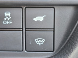運転席に座ったままリアゲートを電動開閉できるパワーテールゲートスイッチと、冬場のワイパー氷結を素早く溶かすフロントウインドウデアイサー機能です。