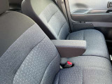 フロントシートにはセンターアームレスト付き、長時間の運転で疲れた腕を乗せてください。