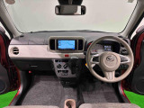 ひとつひとつのパーツを大きく、すっきりシンプルに!見易い計器類と運転し易いドライビングポジションは、視角も少なく、スクェアなボディで前方&左右の見切りが良く運転し易いクルマです
