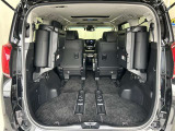 3列目シートは跳ね上げ式で折りたたみが可能です。大きな荷物もしっかり積めそうです。引越しなど、色々な場面に役立つ1台です。
