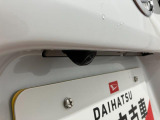 【バックカメラ】 駐車時に車両後方の様子を見ることができるので、運転の不安を軽くします。