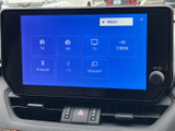 FMやAM、テレビ、Bluetooth、USBなどのメニューが一覧で表示され、使いたい音源を選びやすい画面です。各項目が整理されており、日常の音楽や情報確認にも活用できます。