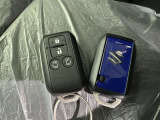 キーを取り出さずにドアを施錠&解錠。クルマの始動も可能です。