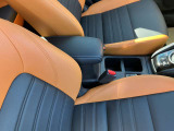 センターアームレスト付き、長時間の運転で疲れた腕を乗せてください。