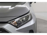 【LEDヘッドライト】装着車です! 夜間の暗い道でも、白く明るく前方を照らしてくれるので、安心して運転が出来そうですね♪