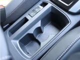 前席には2本分のドリンクホルダーを備え、実用性にも優れています。