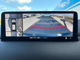 360度ビューモニターは、前後左右のカメラ映像で車の周囲を確認するのを助けます。駐車場の枠や車の近くにある障害物を画面で確かめられ、車体を扱うときの見落としを減らす安全支援装備です。