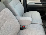 フロントシートにはセンターアームレスト付き、長時間の運転で疲れた腕を乗せてください。