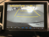 リバースギアに入れるだけで後方の表示へ切り替わります。夜間や雨の日の駐車も楽になりますよ。