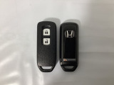 スマートキーを装備しています。鍵を差し込むことなくドアロックの開け閉めと、スタートボタン操作でのエンジンスタートができます。スペアキーも同じものを用意しております。