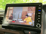 停車時にテレビ番組を楽しめる画面を備えています。画面表示が大きく、映像を確認しやすいのもポイント。お出かけ先での休憩時間など、車内で過ごすひとときに活用できます。