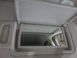 運転席側と助手席側にバニティミラーついていますちょっとした身だしなみが確認できます。