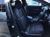 マツダは運転手中心の車つくりを行っております。上部に視認ゾーン、手が届く位置に操作ゾーンを配置し、運転に集中できるコックピットを演出しております☆