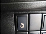 片側電動スライドドアのスイッチ付です。車内からもスイッチひとつで楽にドアの開閉が可能です。電動なので開閉時に力を使う必要がなく、半ドアになることもありません!