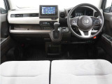 ◆インテリアパネル◆視界広々で非常に運転しやすくロングドライブでも疲れを感じさせないすっきりとまとまったインパネ周りです。