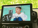 停車中にテレビや動画を楽しめるので、待ち時間も快適に過ごせます。後部座席の方も楽しめる機能です。安全に配慮してご利用ください。