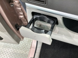 格納式のカップホルダーがあります。
