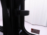 便利なポップアップ窓付き♪換気もしやすく、快適な室内空間を保てます。