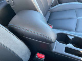フロントシートにはセンターアームレスト付き、長時間の運転で疲れた腕を乗せてください。