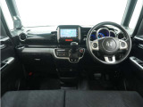◆インテリアパネル◆視界広々で非常に運転しやすくロングドライブでも疲れを感じさせないすっきりとまとまったインパネ周りです。