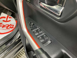 パワーウィンドウのスイッチですよ。運転席に居ながら窓を開け閉めのコントロールできます。