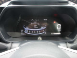 メーター中央にはカラー液晶画面が備えられ、車のインフォメーションを簡単に把握できます