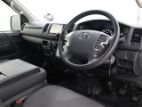 運転席と助手席間のウォークスルーが可能です。運転席側のドアを開けられない場合などに、助手席側のドアから乗り降りすることができます。