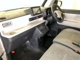 運転席周りのレイアウトをご覧ください。ナビゲーションが綺麗に装着されすっきり収まってますね!