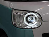 LEDヘッドライトには、ハイビームで走行中に先行車や対向車を検知した時、部分的に遮光し、先行車や対向車に配慮しながら高い視認性を確保できるADB(アダプティブドライビングビーム)が採用されています。