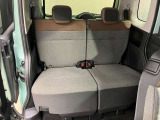 【後席】大人が足を組んでもくつろげるほどの広さ!後席スライド量もたっぷりで、運転席に近づけると、お子さまのケアもラクラク♪