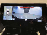 映像で見づらい車両周辺の確認をアシスト。クルマを真上から見ているような映像を表示。 運転席から確認しにくい車両周囲の状況を把握。