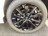 マツダ純正アルミホイール。タイヤサイズは235/50R20です