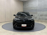お車購入のポイントとなるフロントマスクです!シャープな目つきが印象的なデザインのヘッドランプです。
