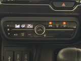 【フルオートエアコン】お好みの温度をセットするだけで、エアコンの風量などを自動でコントロールします。