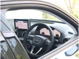 内装はシンプルに使い勝手を考え作られています。お車を運転する感覚をダイレクトに体感して頂けます。室内も広くロングドライブにも快適にお過ごしいただけます。