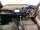 車内は光触媒抗菌消臭施工済です。インパネ周りはスタイリッシュなデザインです。グローブボックスやカップホルダーのほかにトレーなどたくさんの収納スペースが付いています。