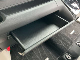 助手席のグローブBOXにある引き出しタイプの収納スペース。