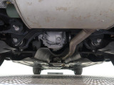 気になる中古車の下廻り。もちろん、納車時には整備スタッフによる点検を実施致しますので安心してご購入いただけます。