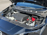 電気自動車ですのでモータールームです。ヘッドカバーのように見えるのはインバーターユニットです。起動用の12Vバッテリーを備えています。