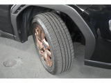 タイヤサイズは225/55R18です。