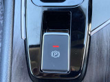 電動ブレーキ&オートホールドでブレーキ力を自動でキープ信号待ちなどの停車時に、ブレーキペダルを踏み続けていなくても自動的にブレーキ力がキープ。ペダルを踏み続けることによる足の疲れを緩和します。