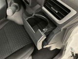 便利なカップホルダーを装備しています。缶ジュースを開けて運転していると振動で倒れないかヒヤヒヤ、意外と置き場に困るもの。 意外に重要な装備ですね。