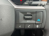 【プロパイロット】高速道路のロングドライブをアシスト。アクセル・ブレーキを制御し前方車との車間距離を保ち、ハンドル操作を制御アシストし走行車線を維持します。