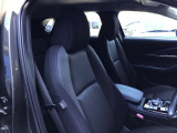 マツダ車のシートは人間工学に基づき設計されています。人の骨盤を支える様にシート内部の素材を研究し開発されていますのでロングドライブでも疲労を感じにくいのが特徴です☆