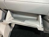 【グローブボックス】容器がせり出してくるバケットタイプ!一目で中身を把握でき、取り出しやすさにも優れます!