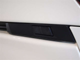 パワーバックドアを装備しています。開閉スイッチはトヨタとして初めて車両側面両側に配置、後ずさりすることなく開閉できます。