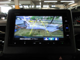 バックカメラの画像です。ガイドラインがスムースな車庫入れをサポートいたします。車庫入れの安心感がアップしますね。