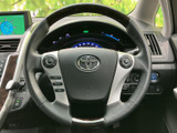 手になじみやすい形状で、左右のスイッチから各種操作にアクセスできます。運転姿勢を保ちながら必要な操作を行いやすく、毎日の運転を支える装備です。